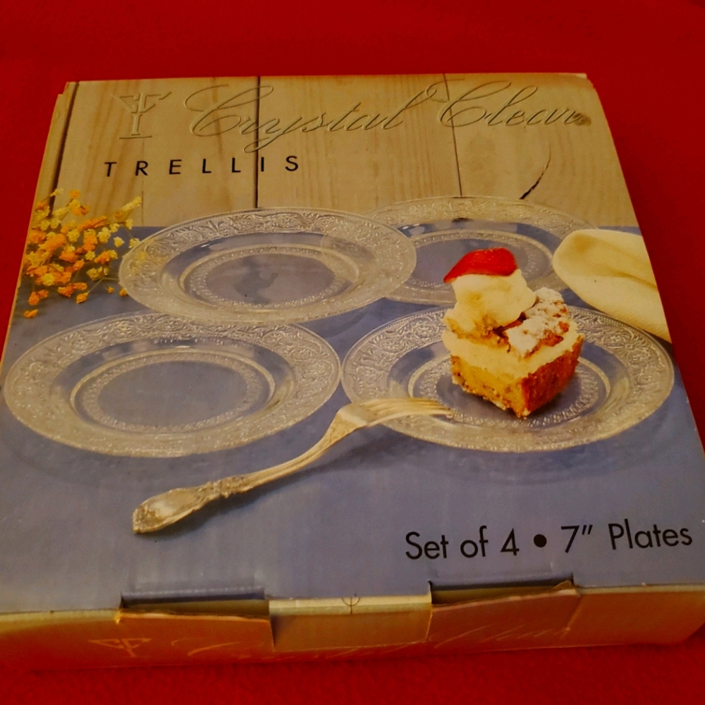 *NIB* CRYSTAL CLEAR Set of 4 plates